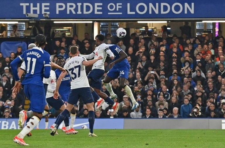 Chelsea shatter Spurs' top four bid