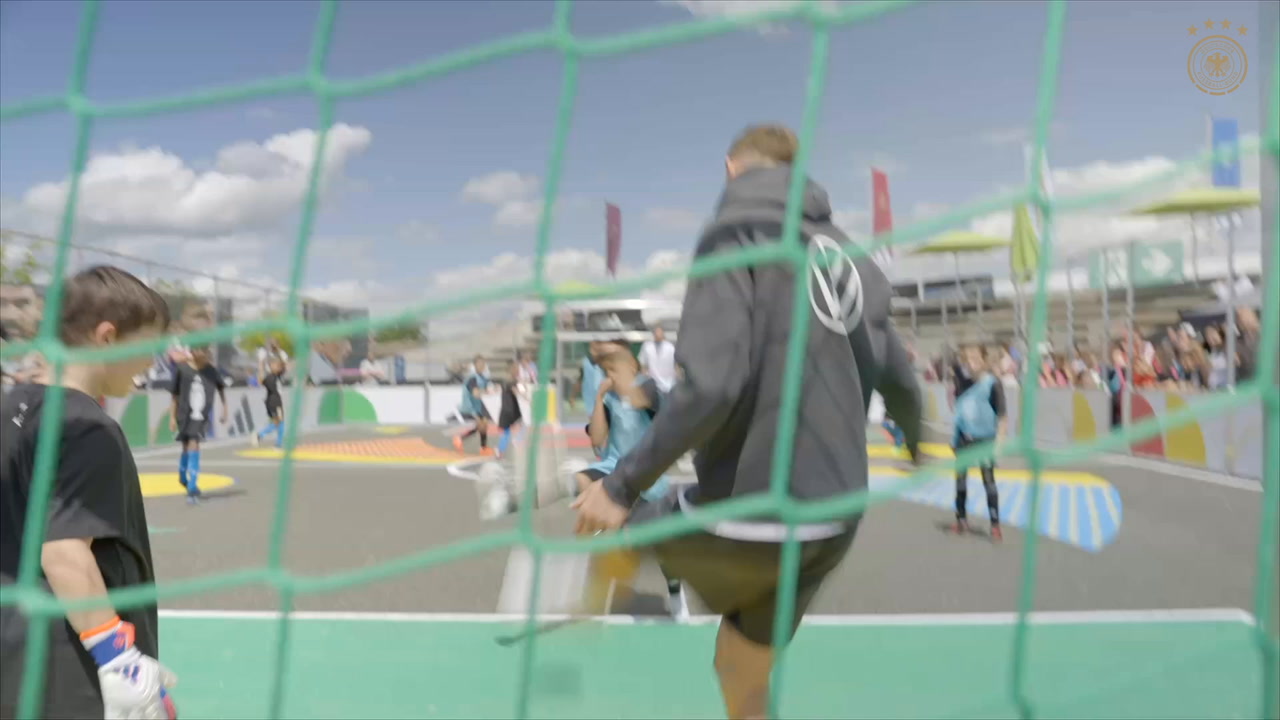 VIDEO: Schlotterbeck plays football with kids at the DFB camp