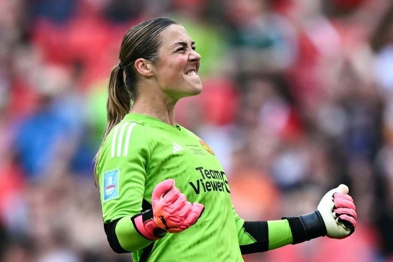 Earps leaves Man Utd saying she cannot stay at WSL side in 'transition'