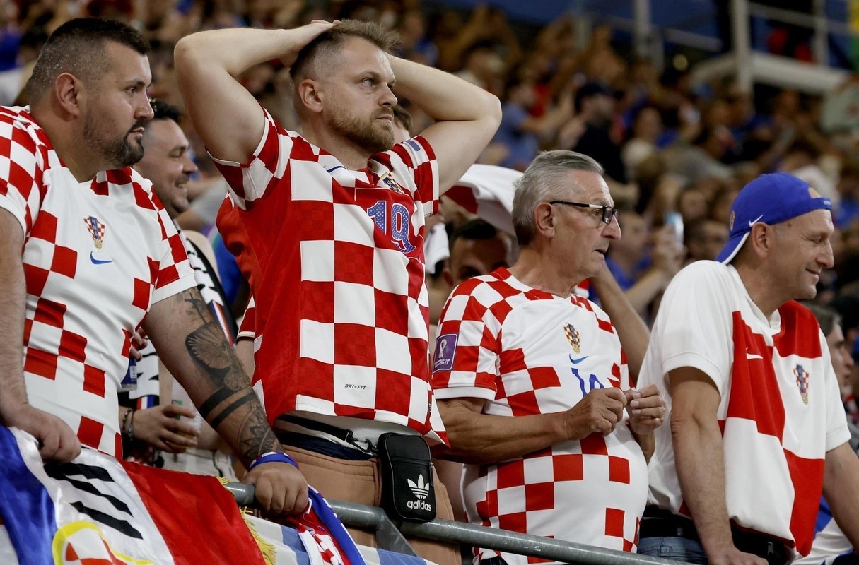 Croatia banned with 200,000 euros for inappropriate behavior of its fans at Euros