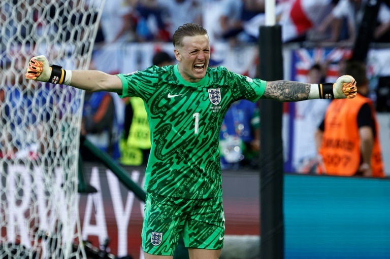 Pickford continues to use his cheat sheet on bottle