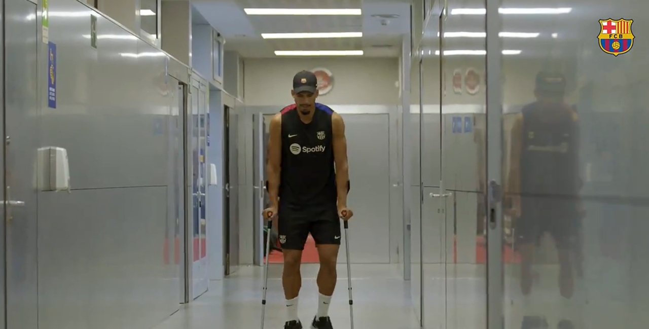 Araujo back in Barcelona to begin recovery after surgery