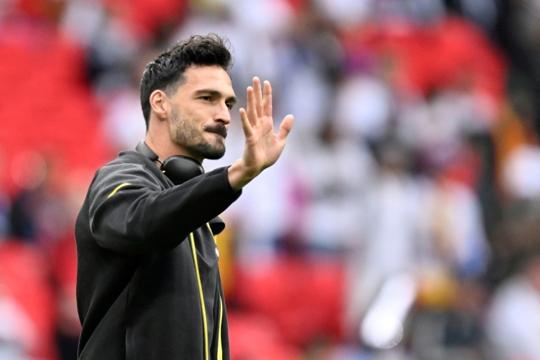 Hummels leaves Bologna on hold, still considering his future