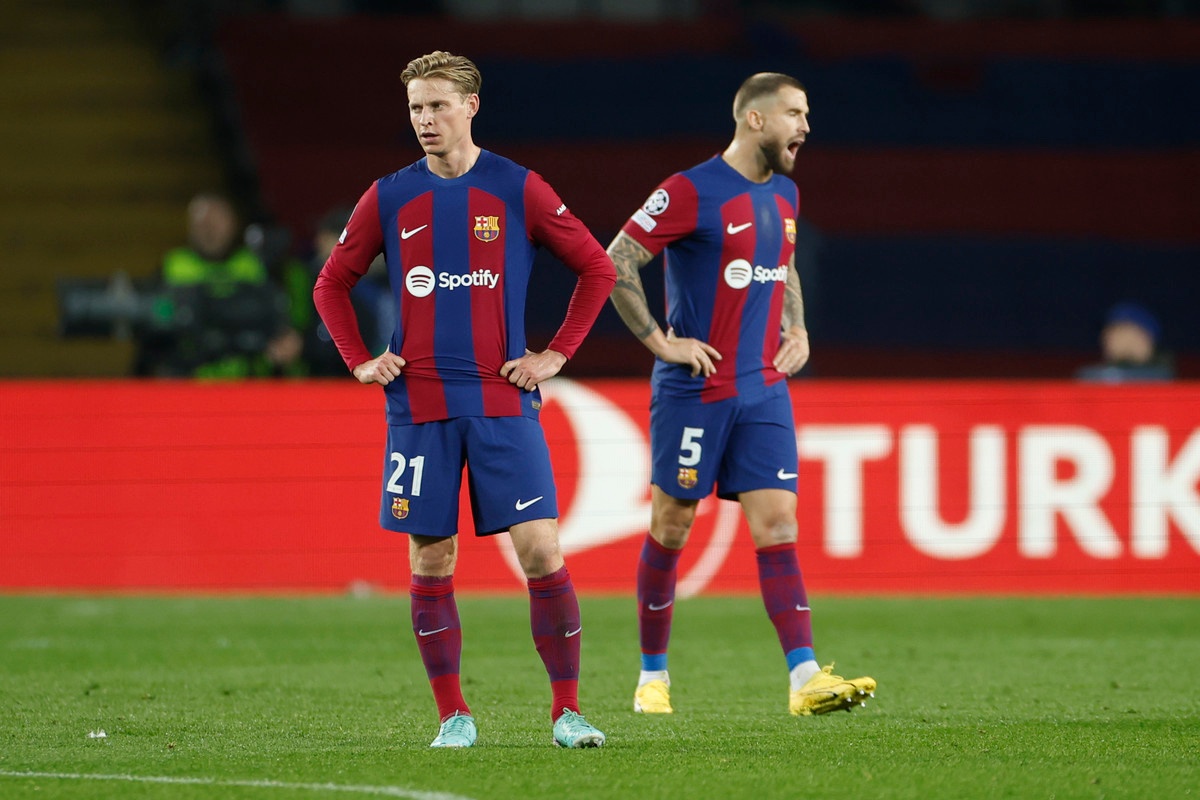 De Jong's Barcelona future remains a question mark