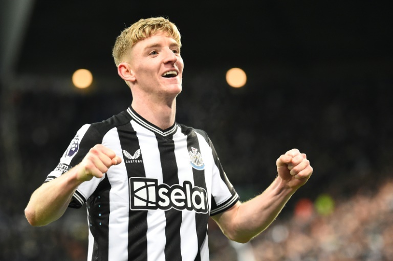 Newcastle star Gordon urged to reject Liverpool offers