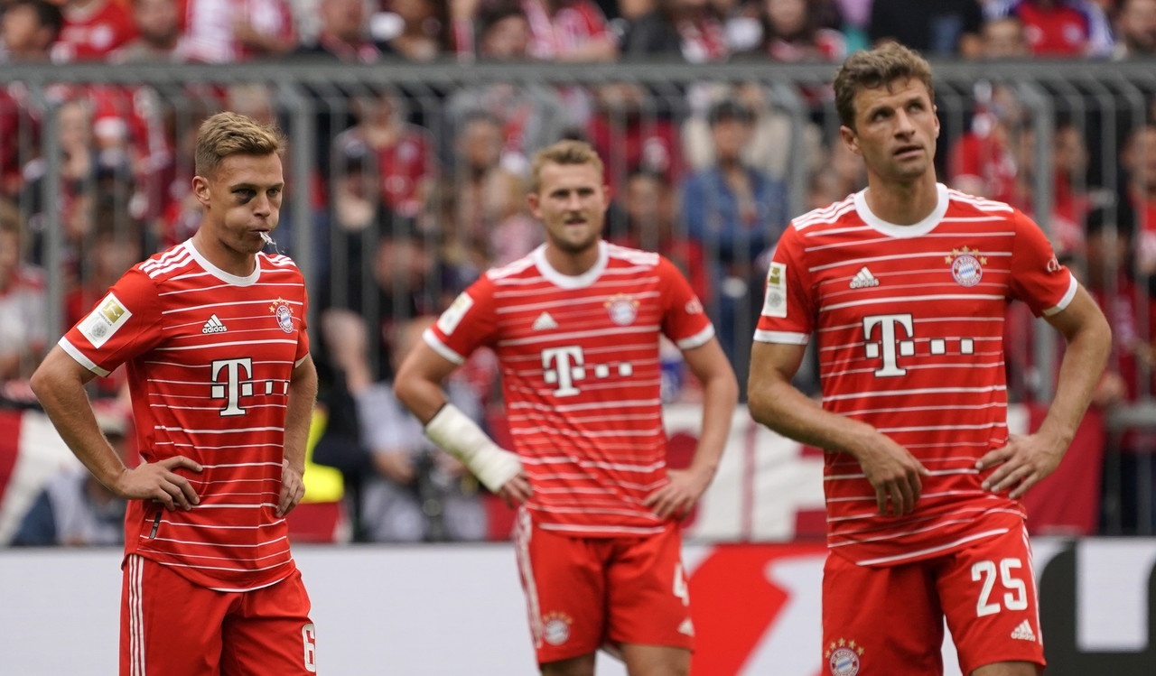 Bayern 'difficult to manage' with 44 players like Chelsea, says Max Eberl