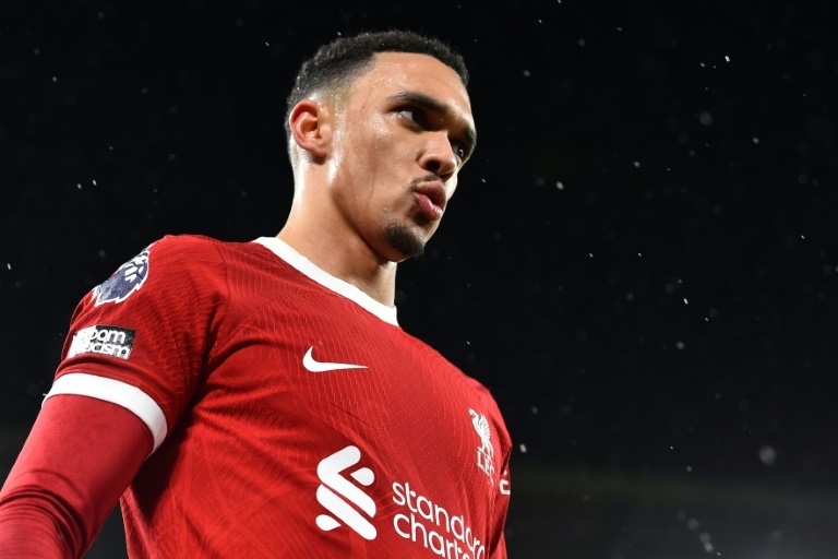 Liverpool legend Carragher warns Trent-Alexander-Arnold about leaving Liverpool