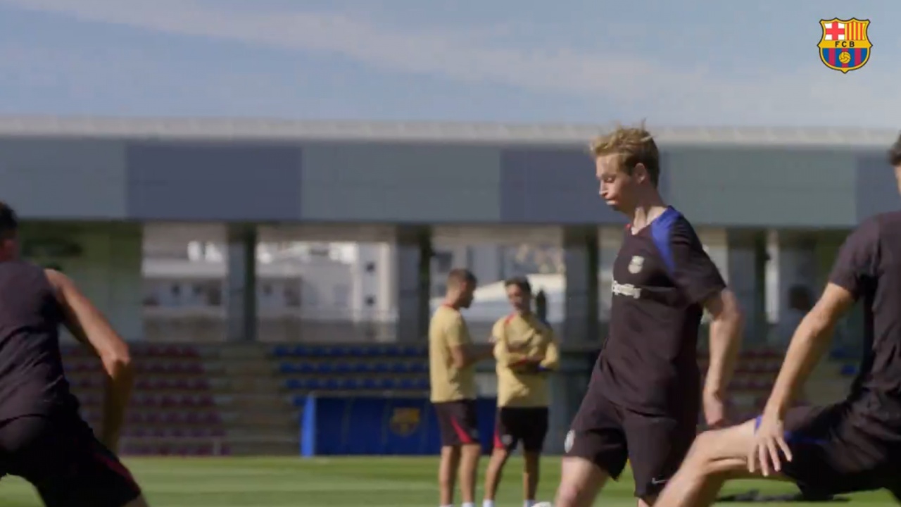 De Jong takes part in Barcelona training session