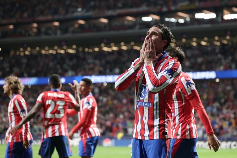 Last-gasp Gimenez strike sends Atletico past Leipzig