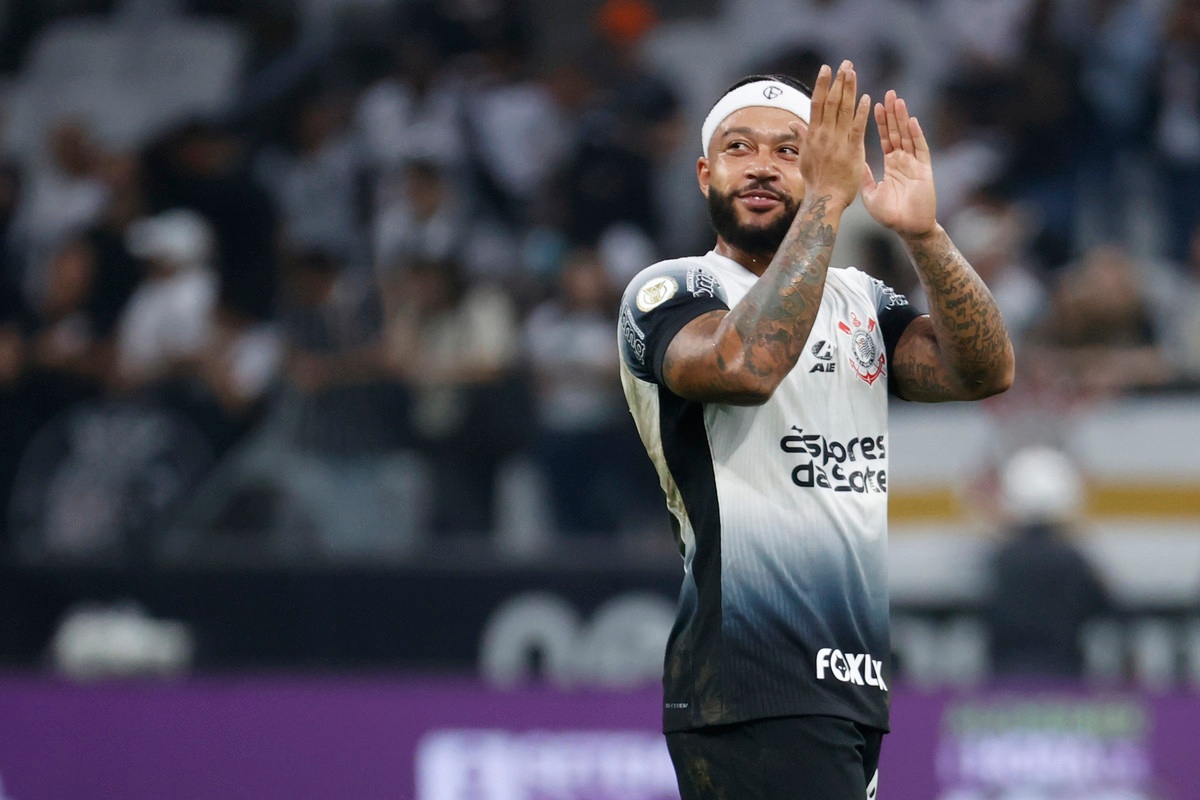 Memphis Depay makes Corinthians debut