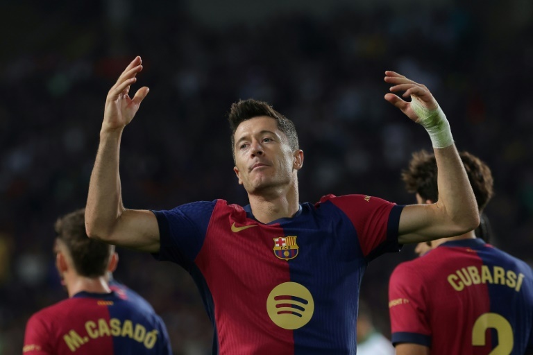 Lewandowski helps La Liga leaders Barcelona past Getafe