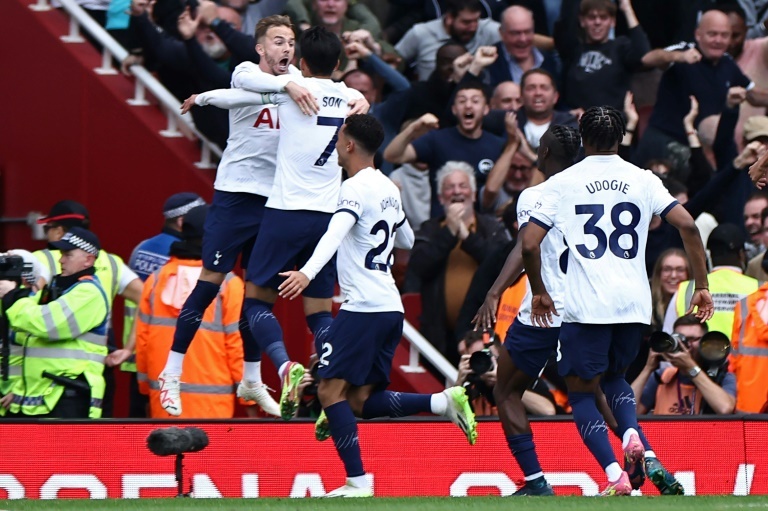 Spurs annihilate 10-men United at Old Trafford