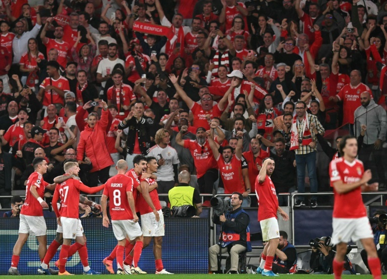 Rampant Benfica smash Simeone's absent Atletico