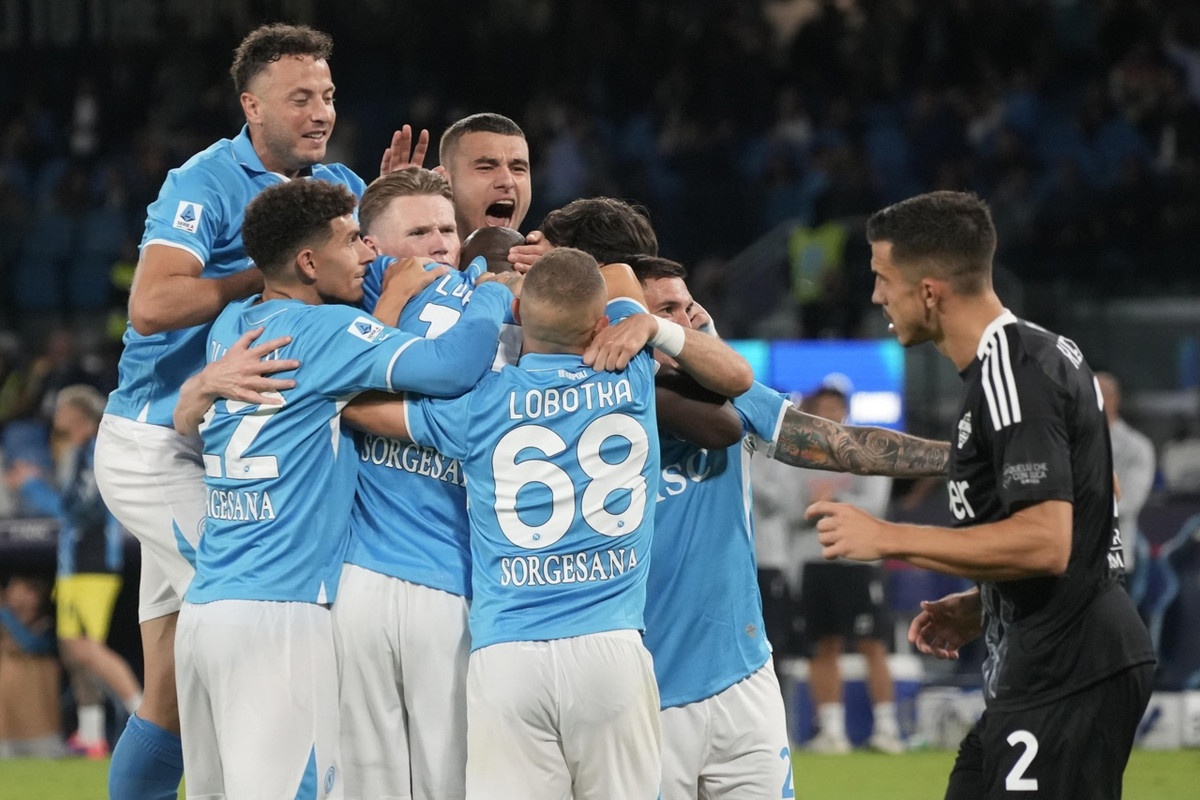 Napoli beat Como to hold top spot in Serie A