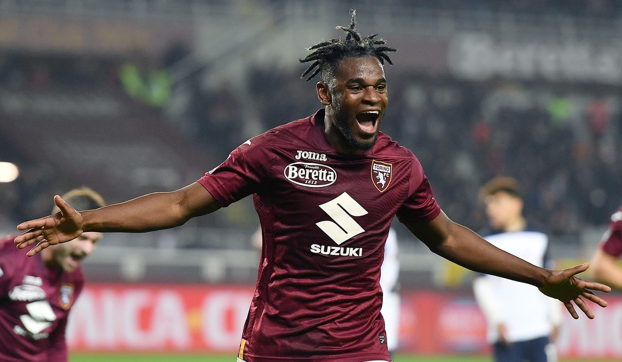 Torino show support for striker Duvan Zapata after ACL injury