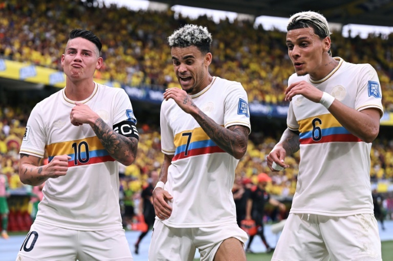 Stylish Colombia put four past Chile, Sanabria double for Paraguay