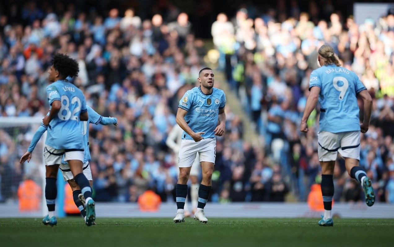 Stones rescues last-grasp win and City go top