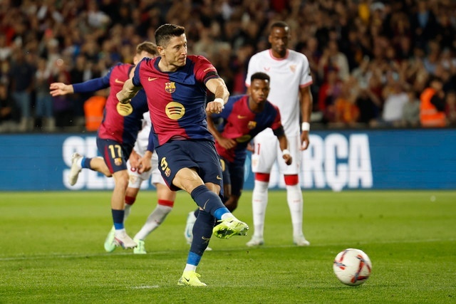 Lewandowski powers five-star Barca to Sevilla rout