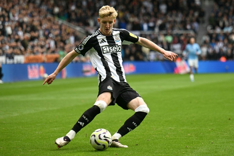 England winger Gordon signs Newcastle contract extension