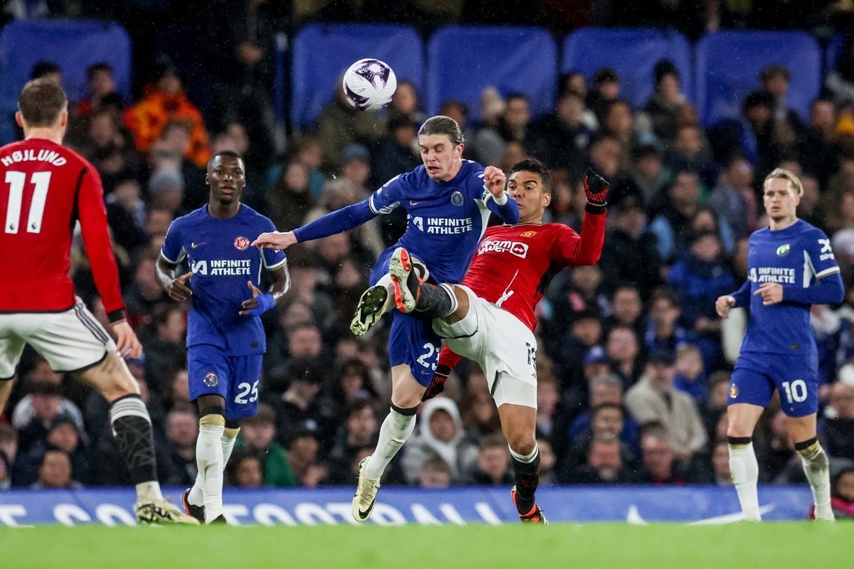 Chelsea deny interim Van Nistelrooy's second win at Man Utd as both share points