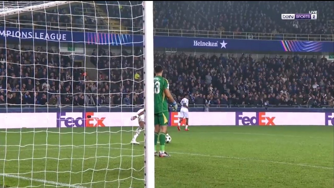 The most absurd penalty ever seen: Mings took Martinez's goal kick with his hand