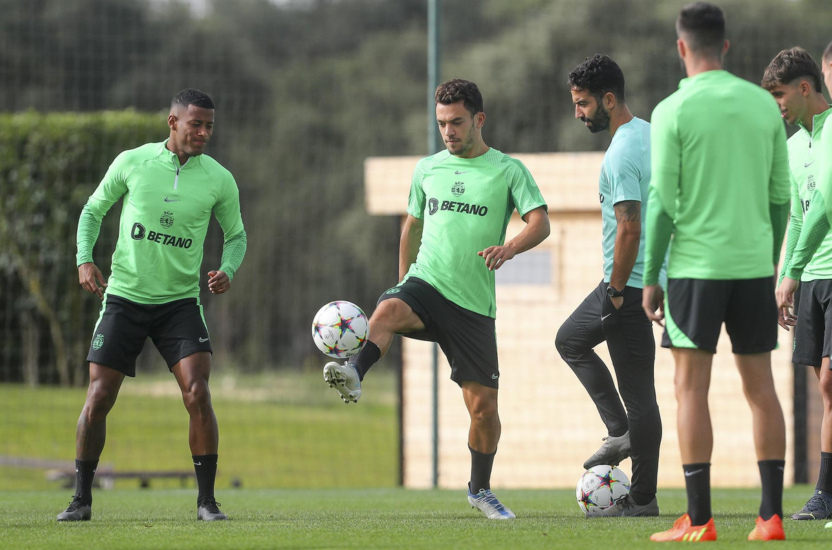 Amorim joined by his Sporting coaching staff at Man Utd