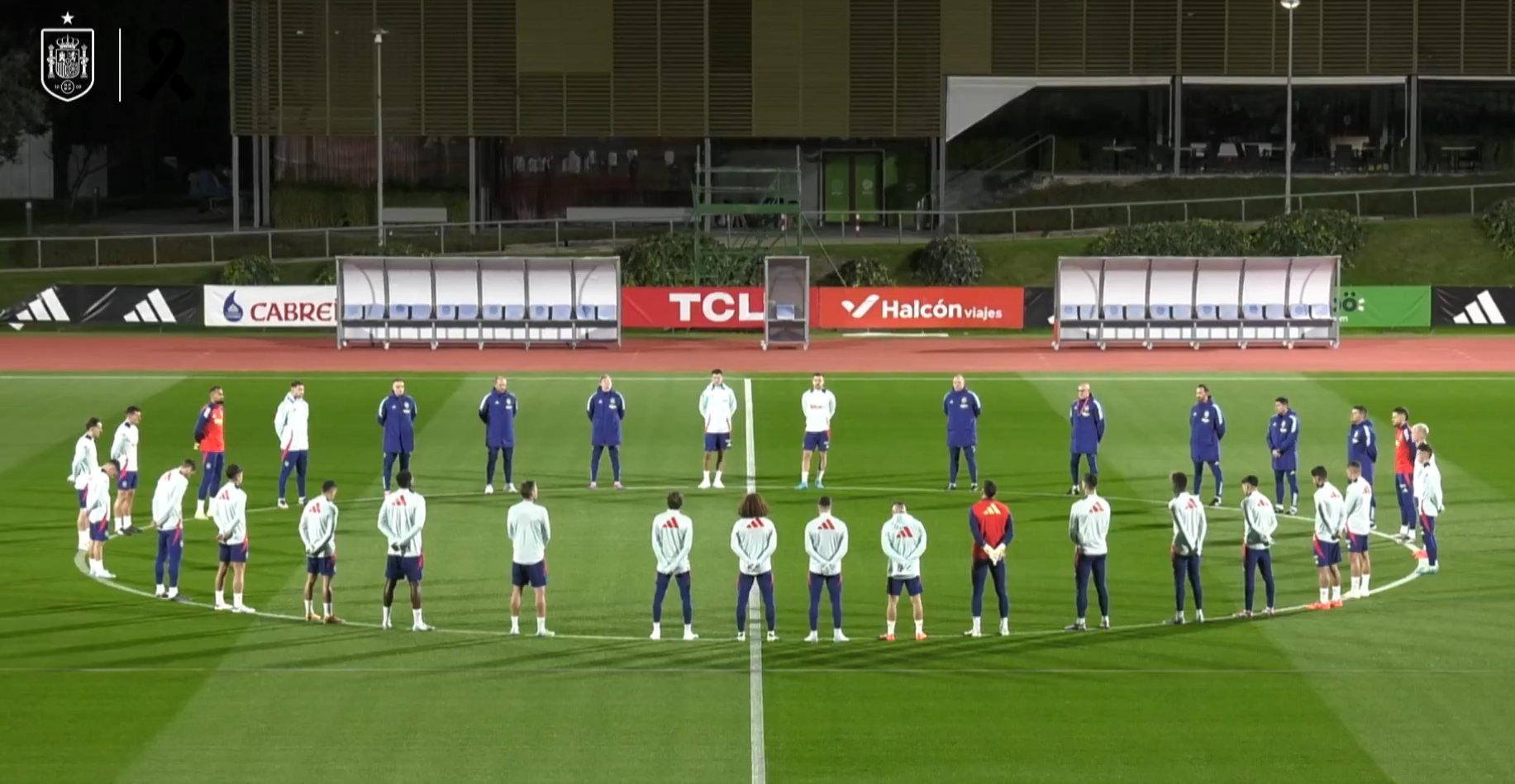 Spain observe a minute's silence during training in memory of those affected by the floods