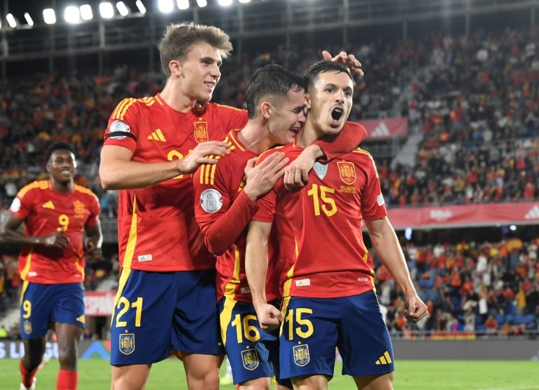 Holders Spain strike late to beat Switzerland