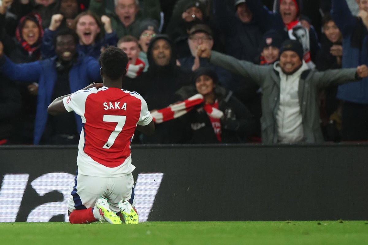 Saka shines to put Arsenal back in title race