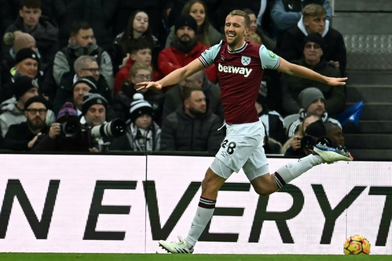 West Ham stun Newcastle to ease pressure on Lopetegui