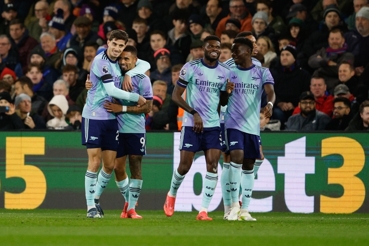 Arsenal smash Crystal Palace to move into third