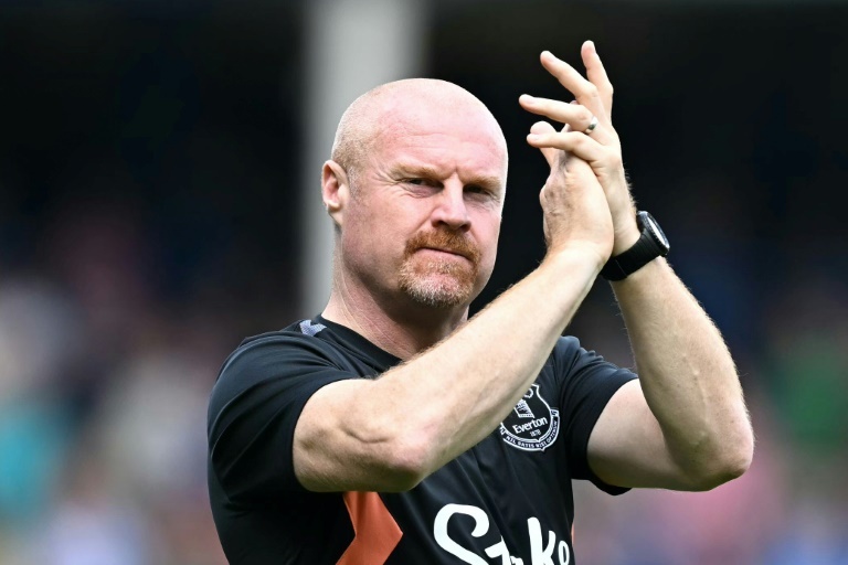 Everton boss Dyche wary of faltering Man City