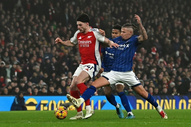 Rice hoping for trophies as Arsenal chase down 'full throttle' Liverpool