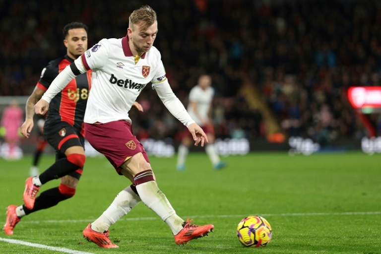 West Ham striker Bowen sidelined with foot fracture