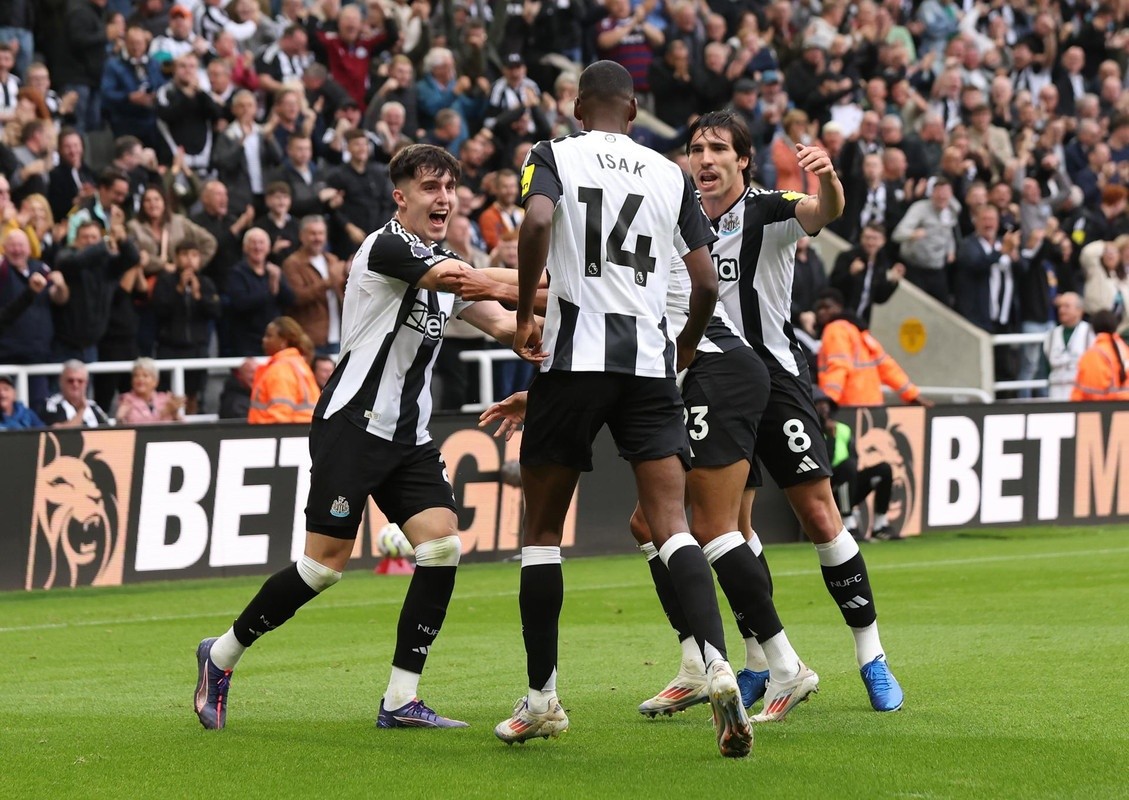 Newcastle crush Arsenal in first leg of League Cup semi-final