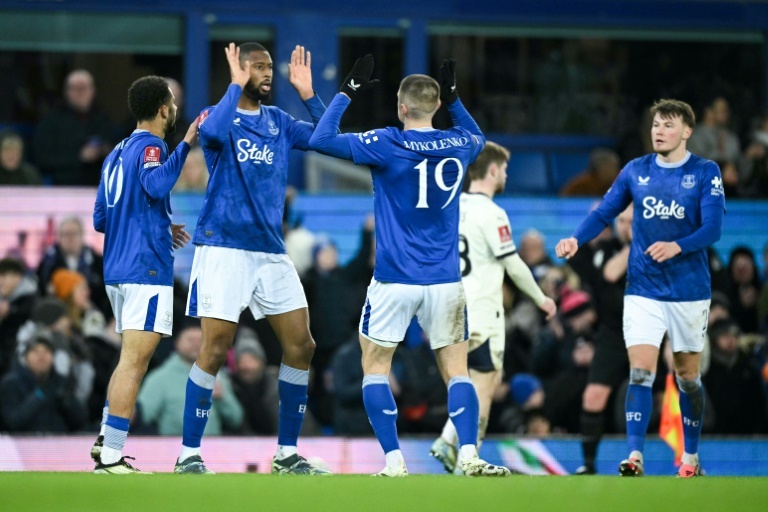 Everton advance in FA Cup after Dyche sacking