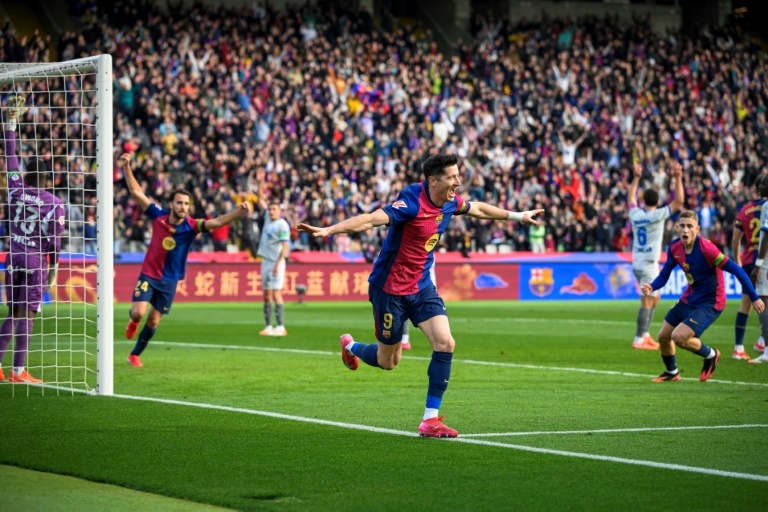 Lewandowski earns Barcelona win over Alaves to preserve title hopes