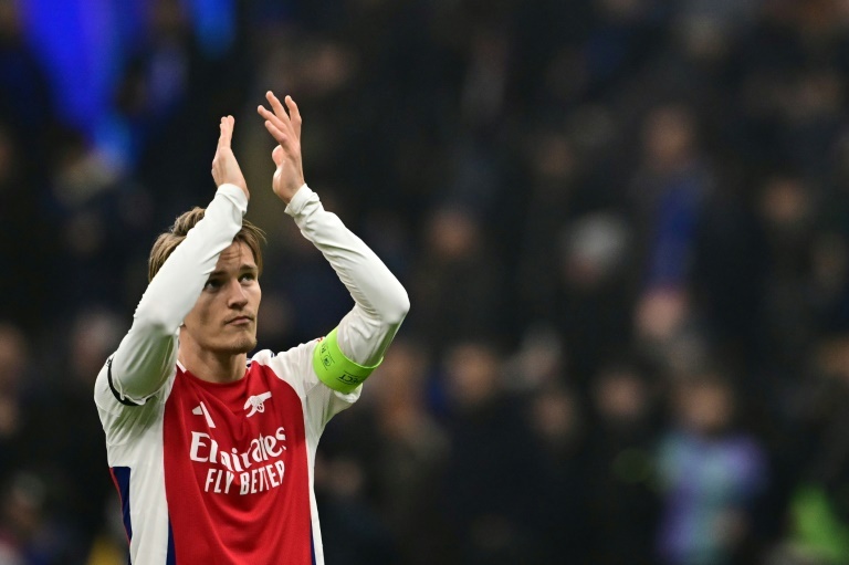 Arsenal reignite title race with crushing win over deficient Man City