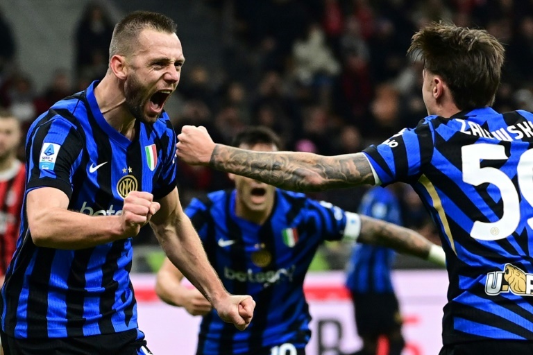 Late derby drama keeps Inter on Napoli's heels in Serie A title race