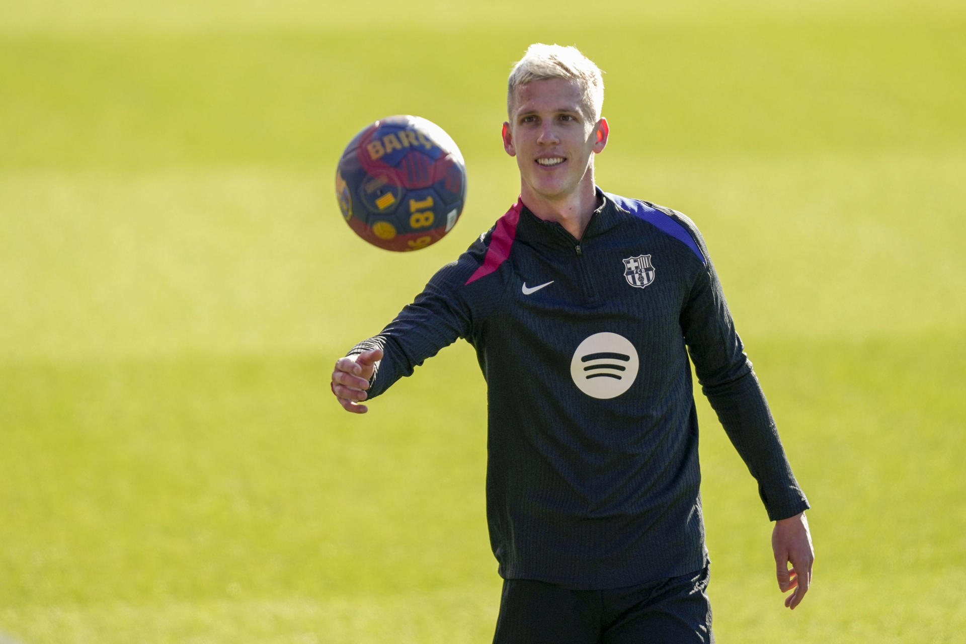 Olmo completed part of the training session with Barca and is aiming for the match against Valencia