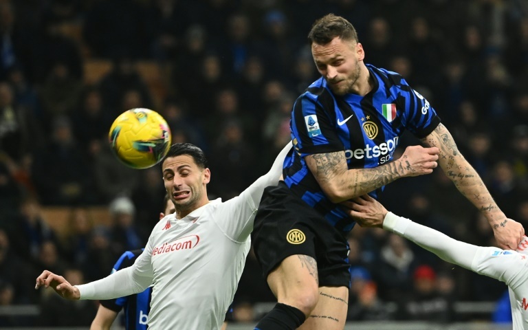 Inter a point behind leaders Napoli after squeezing past Fiorentina