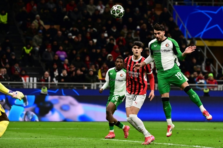 Feyenoord knock out 10-man AC Milan to reach Champions League last 16