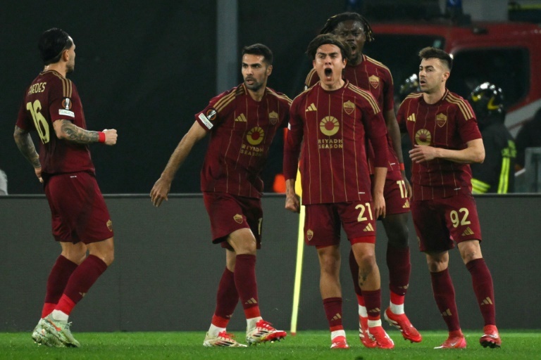 Dybala double leads Roma into Europa League last 16