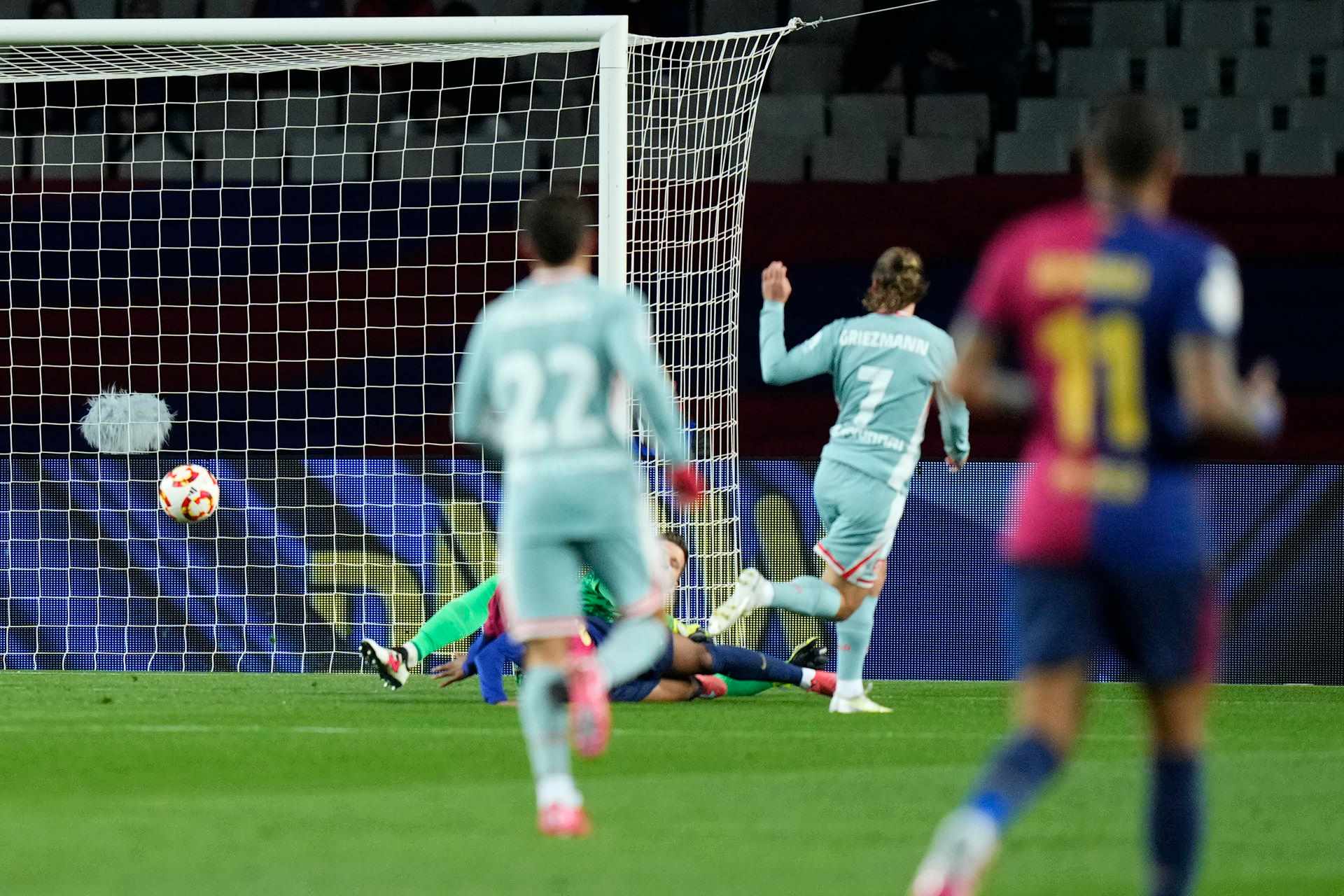 Barca and Atletico settle for draw after eight-goal thriller in Copa del Rey semi-final