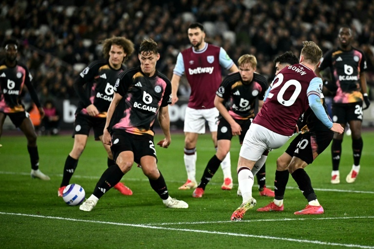 West Ham ease to victory over lacklustre Leicester