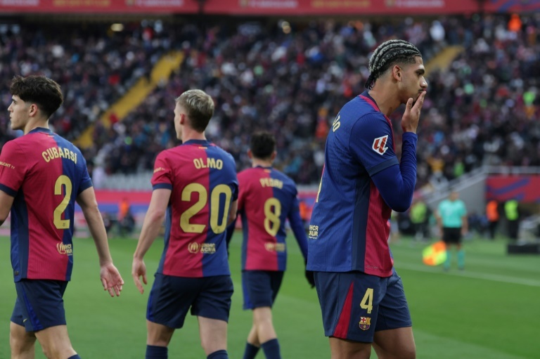 Barcelona thrash 10-man Real Sociedad to reclaim top spot