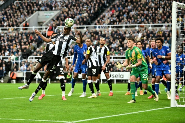 Newcastle face Chelsea in top five showdown, Alexander-Arnold in Anfield spotlight
