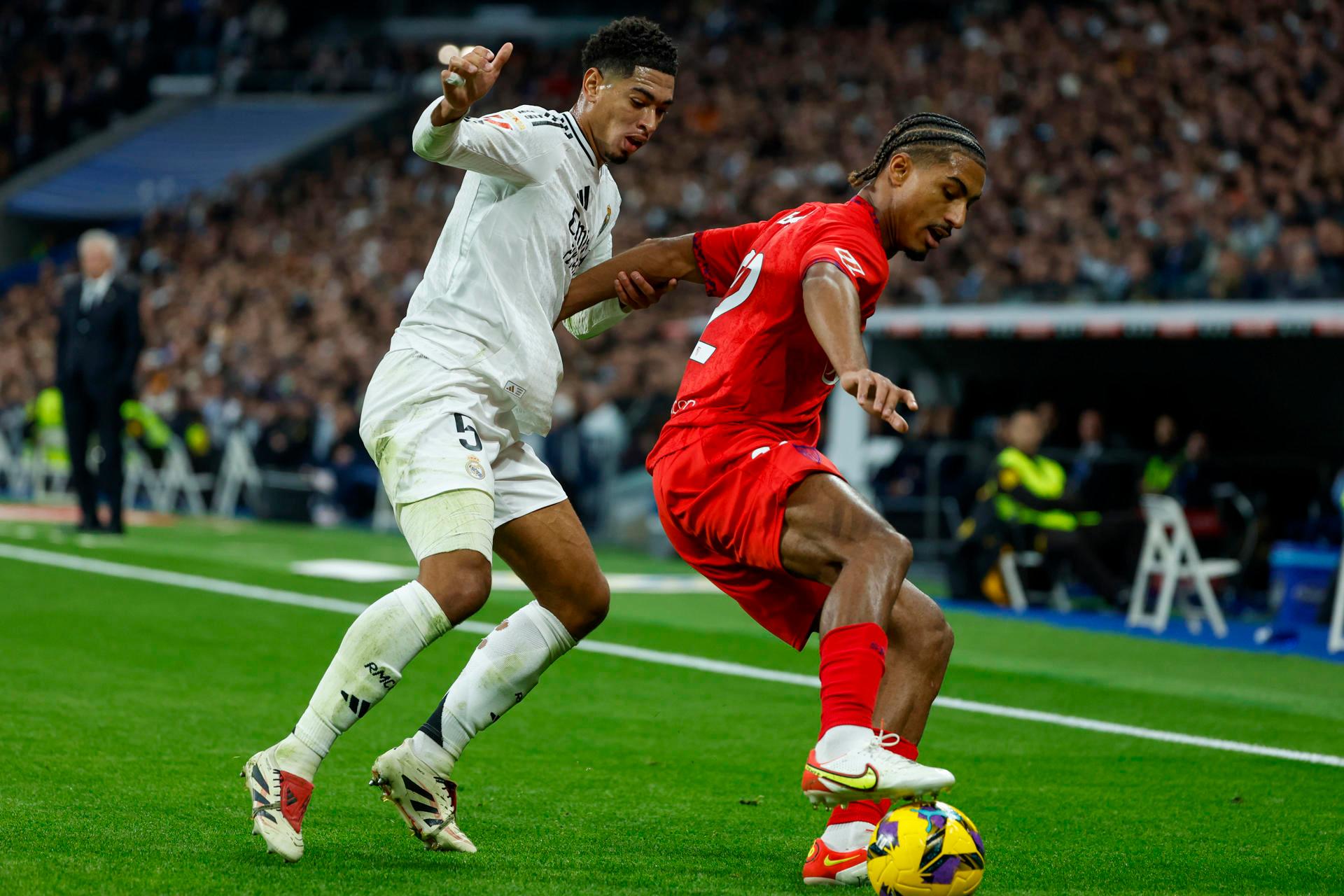 Leverkusen push forward in talks to sign Loic Bade from Sevilla