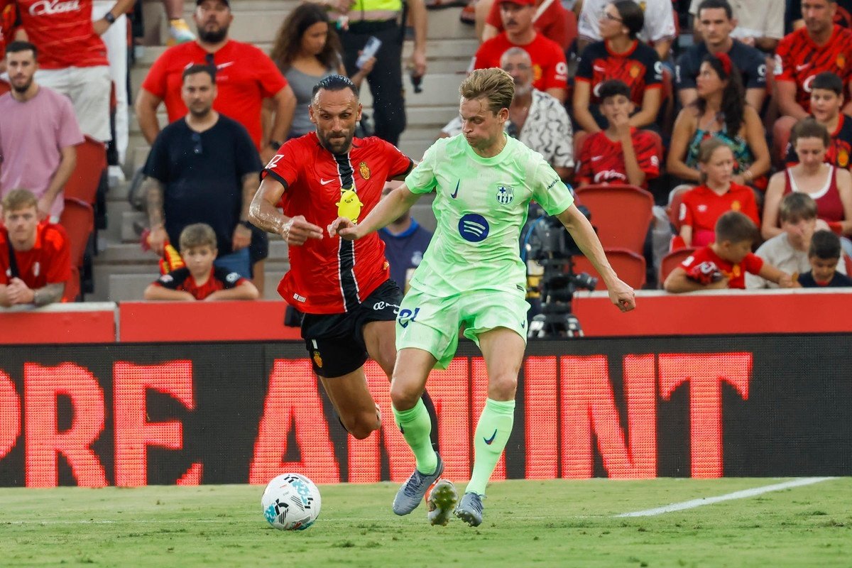 De Jong’s new agent holds talks with Barcelona’s Deco after agent split