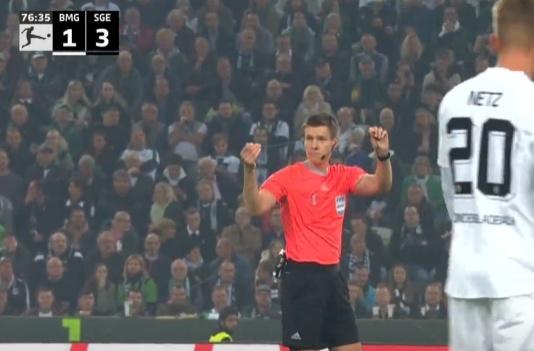 Gladbach v Frankfurt stopped for seven minutes by spider cam!